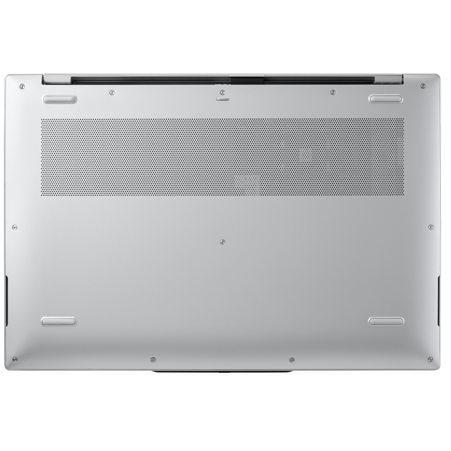 Onderkant van een zilveren laptop met ventilatieroosters en rubberen voetjes.