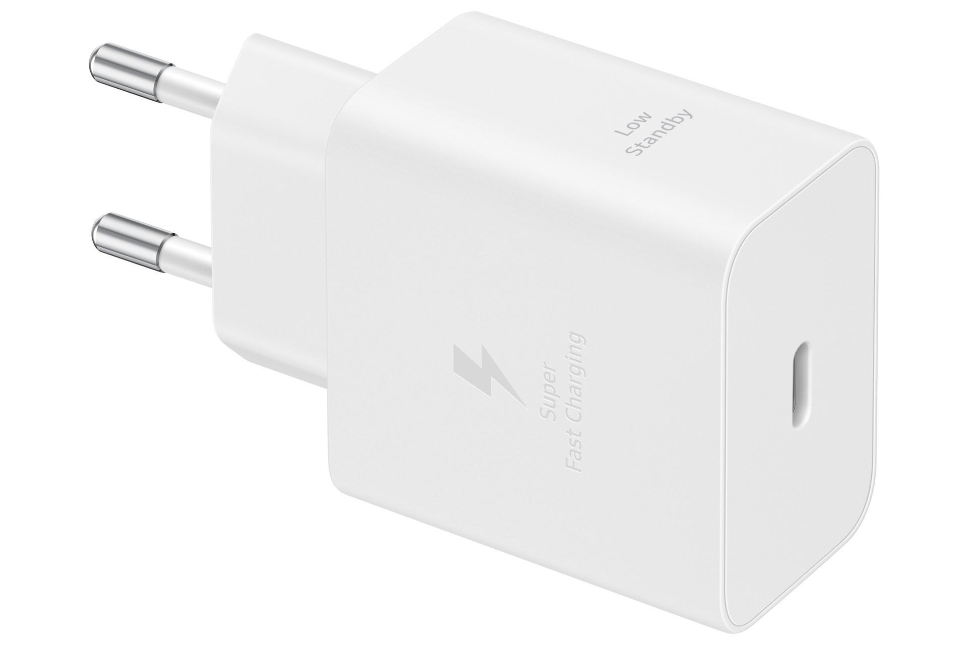 Ein weißer Schnellladestecker mit silbernen Stiften und „Super Fast Charging“-Aufschrift.
