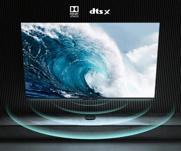 Een TV toont een woeste golf; Dolby Atmos en DTS:X logo's bovenaan.