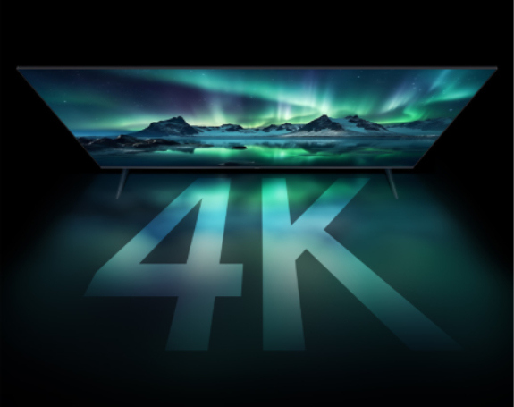 Een 4K TV toont het noorderlicht boven besneeuwde bergen en een meer.