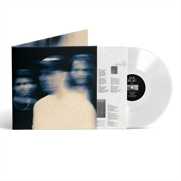 Eine Vinyl-Schallplatte mit einem Albumcover, das verschwommene Gesichter zeigt.