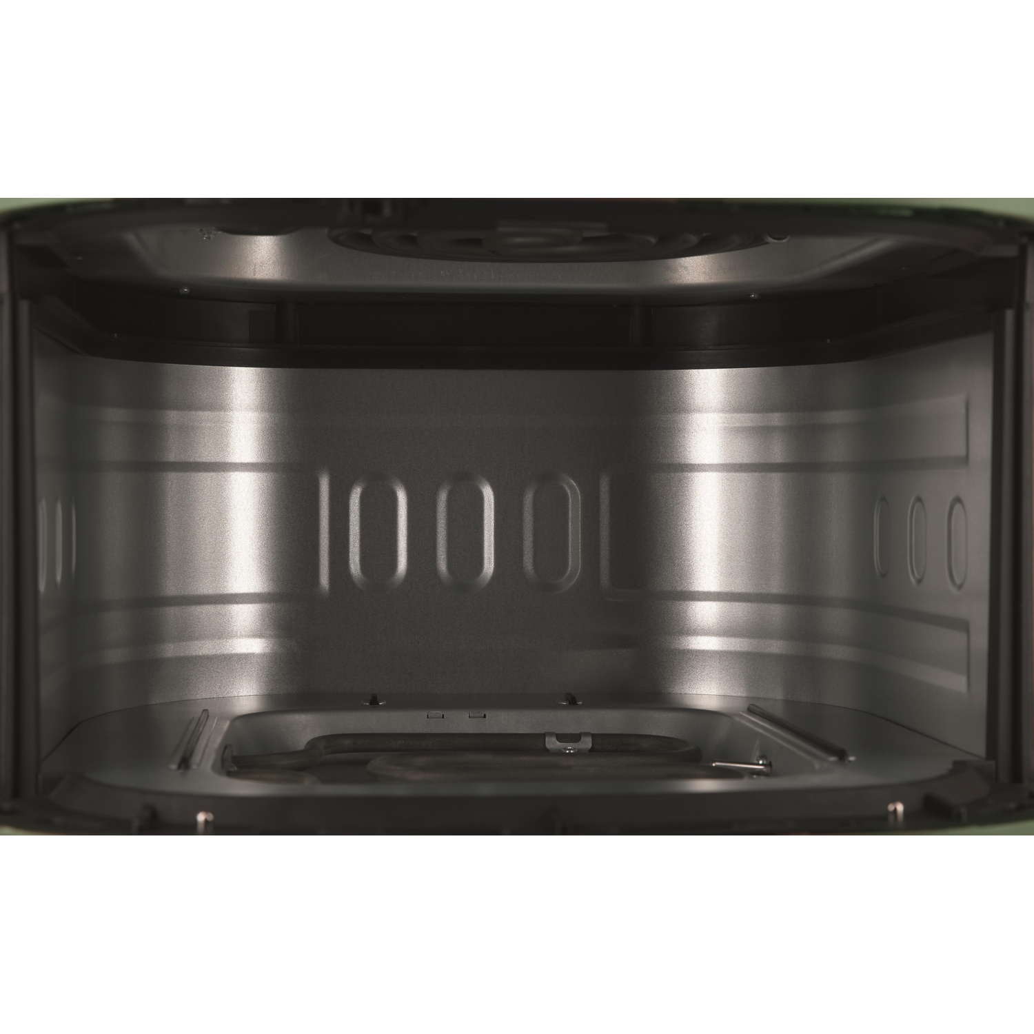 Vista interna di un forno vuoto con pareti metalliche e resistenze.