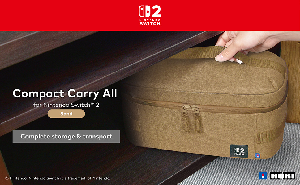 Eine braune Tasche für die Nintendo Switch wird aus einem Regal genommen.