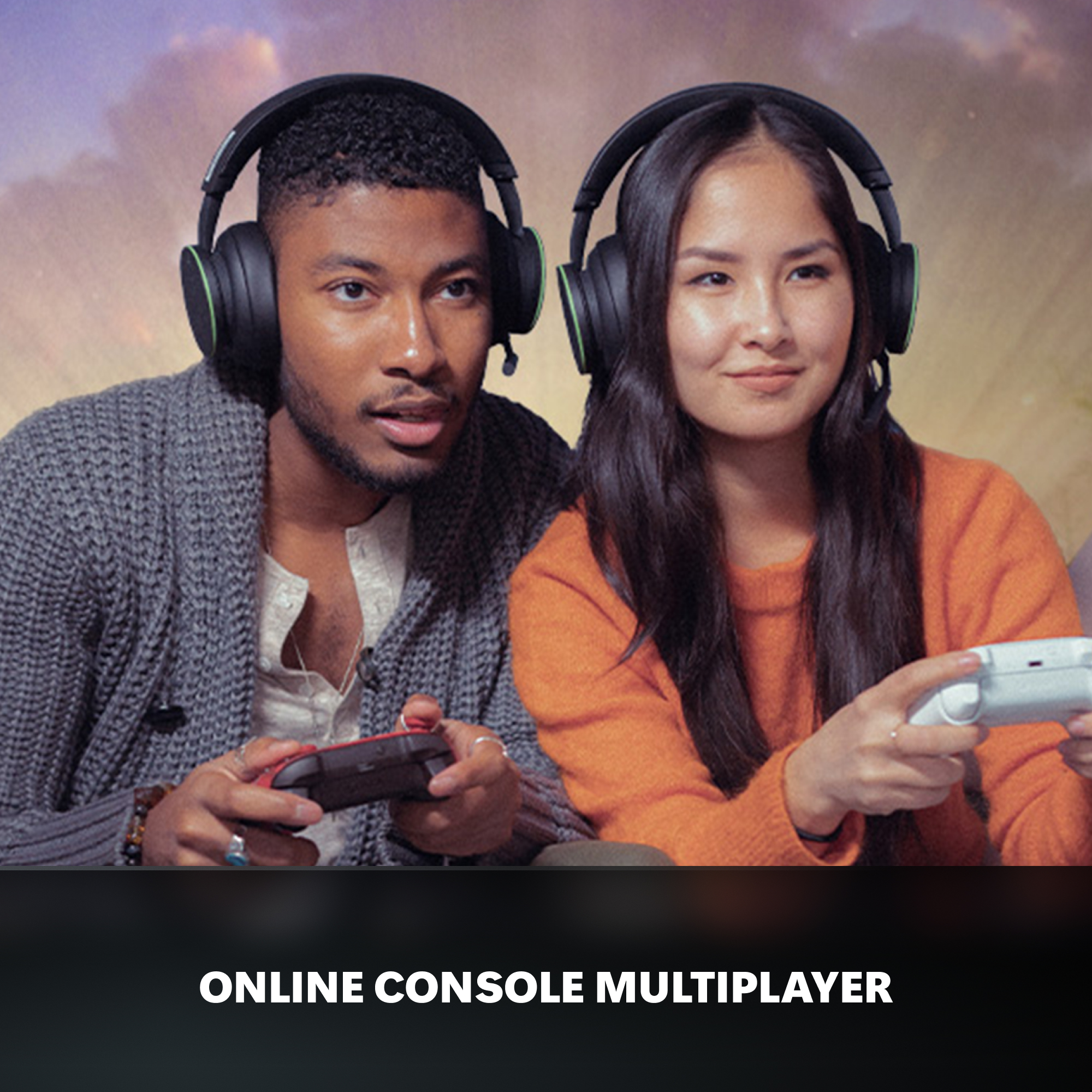Een man en vrouw spelen videogames met koptelefoons en controllers.