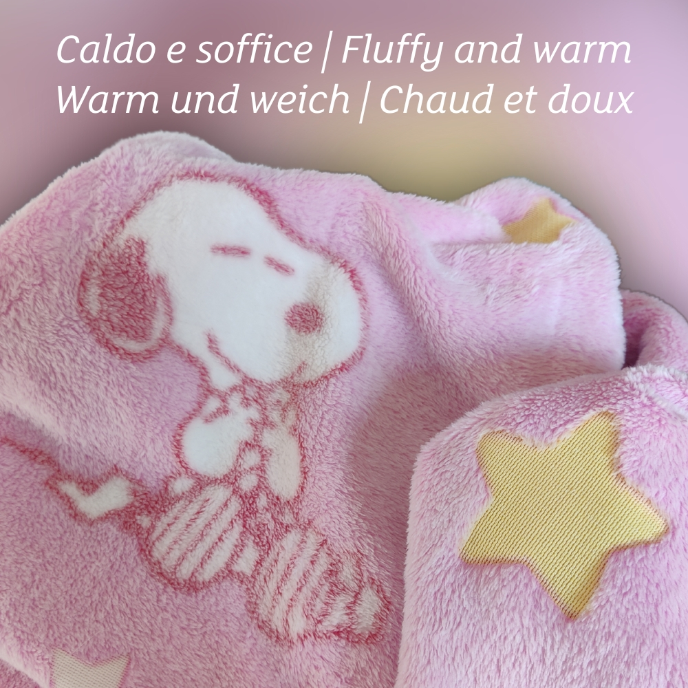 Ein rosafarbener Fleece-Schlafanzug mit Snoopy-Motiv und gelben Sternen.