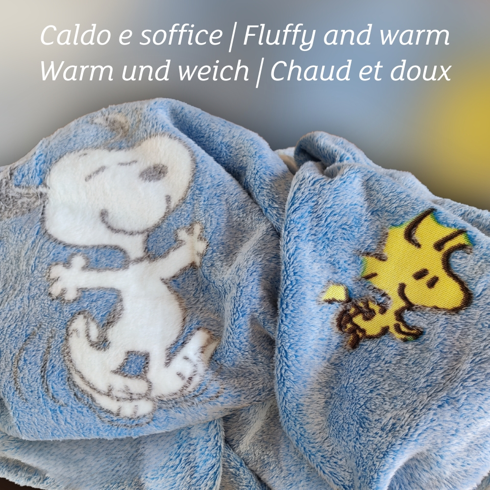 Ein weicher blauer Fleece-Stoff mit Snoopy und Woodstock-Aufdruck.