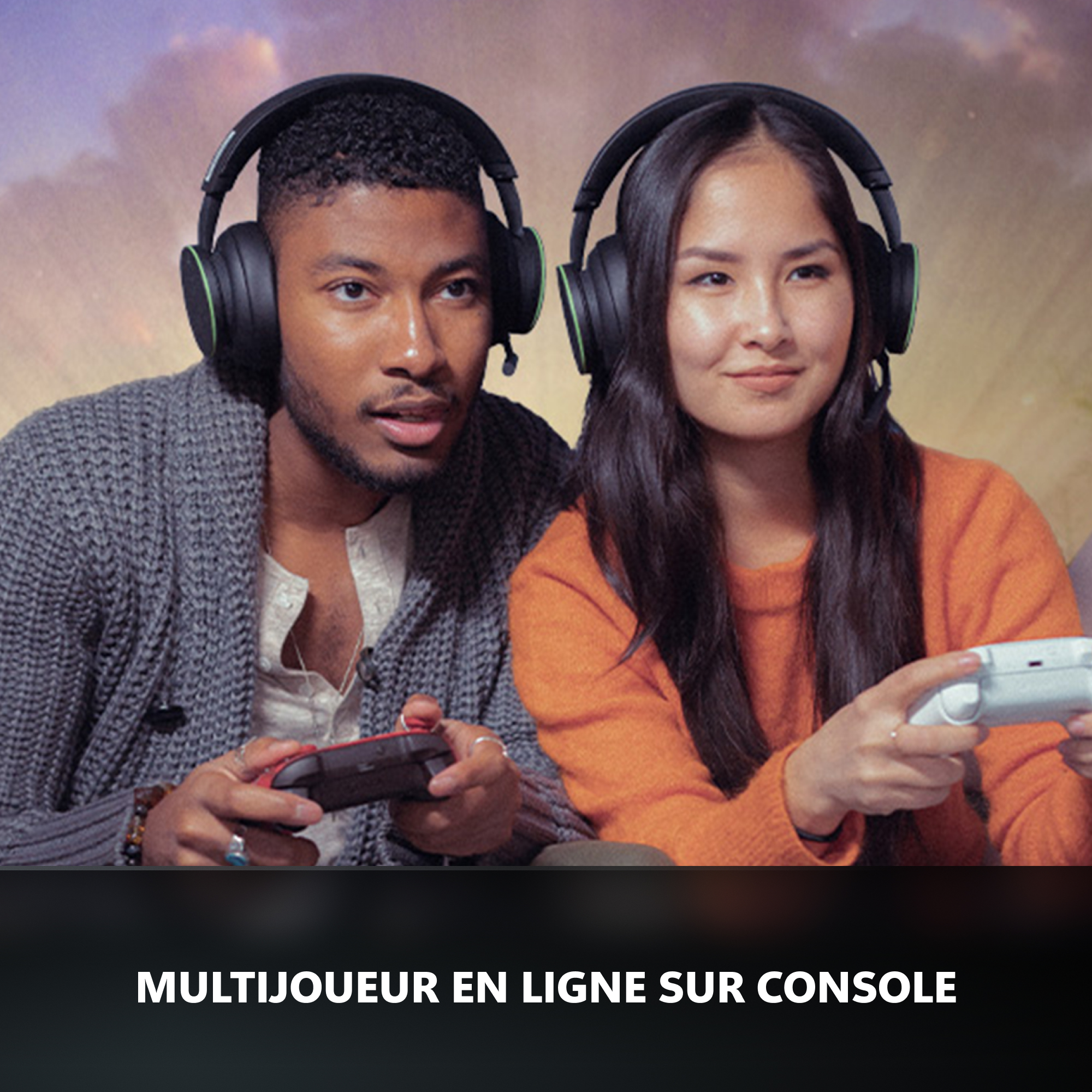 Homme et femme avec casques jouent à des jeux vidéo avec manettes.
