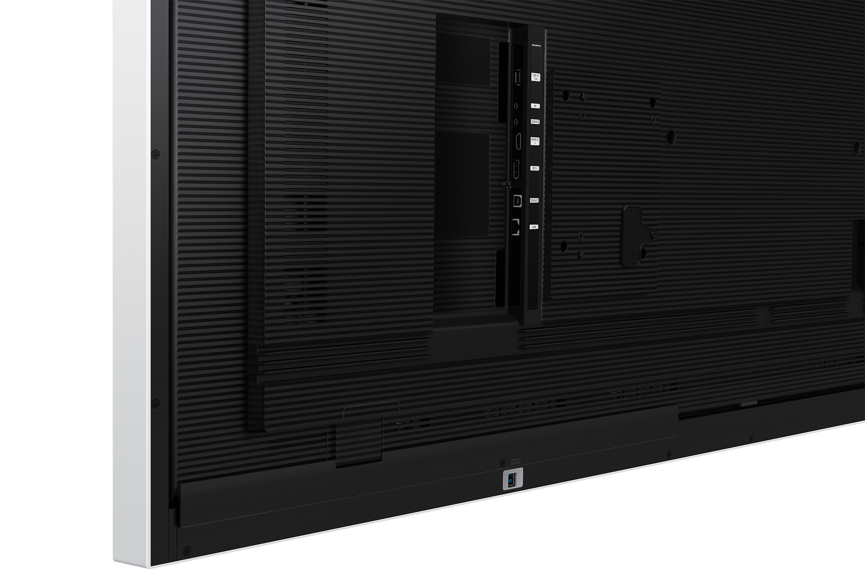 Rückseite eines schwarzen Monitors mit Anschlüssen wie USB, HDMI, DP und LAN.