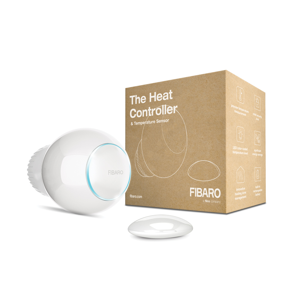 Ein weißer Heizungsregler und Temperatursensor von Fibaro neben seiner Verpackung.