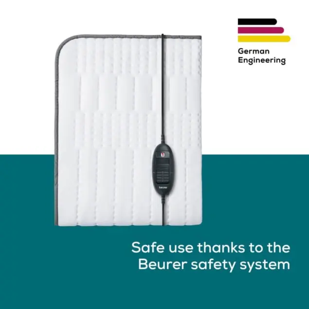 Una coperta elettrica bianca con cavo e telecomando neri. Testo "German Engineering".