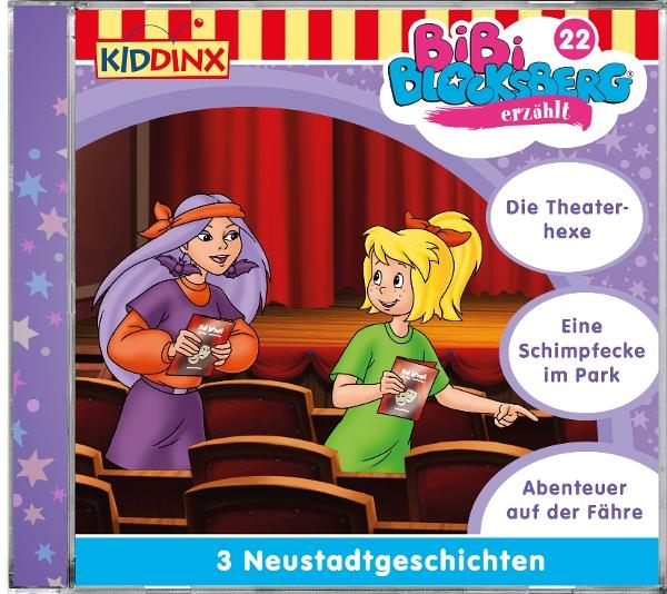 Zwei Mädchen sitzen in einem Theater. Sie halten Hefte.