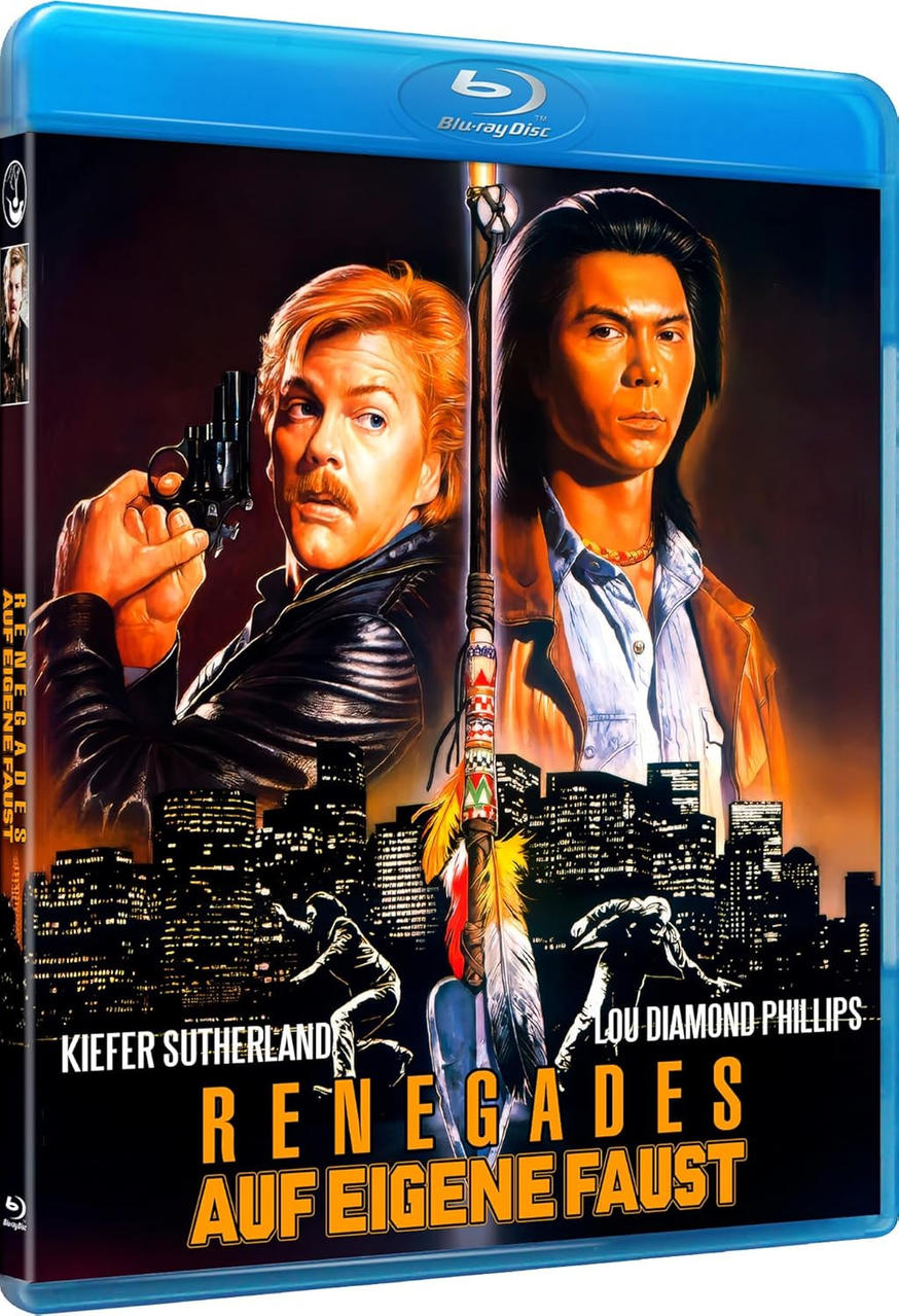 Kiefer Sutherland und Lou Diamond Phillips vor einer Stadtkulisse, ein Speer mit Federn.