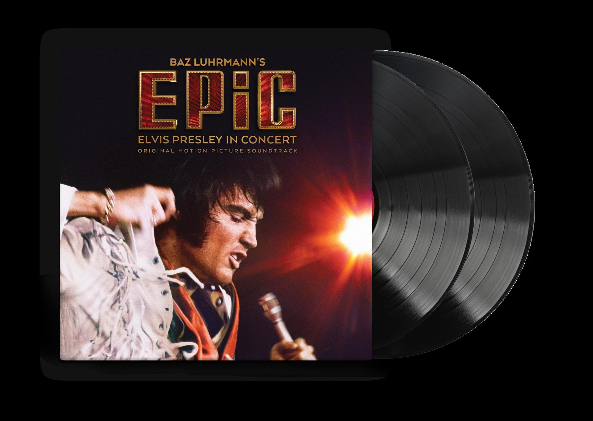 Elvis Presley singt ins Mikrofon, im Vordergrund sind Schallplatten.