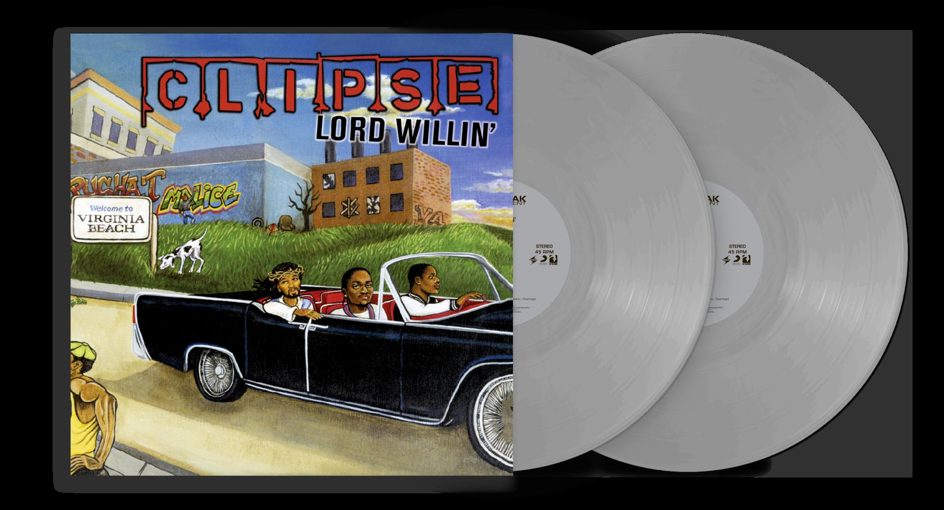 Albumcover mit drei Personen in einem Auto vor einem Gebäude und zwei Schallplatten.