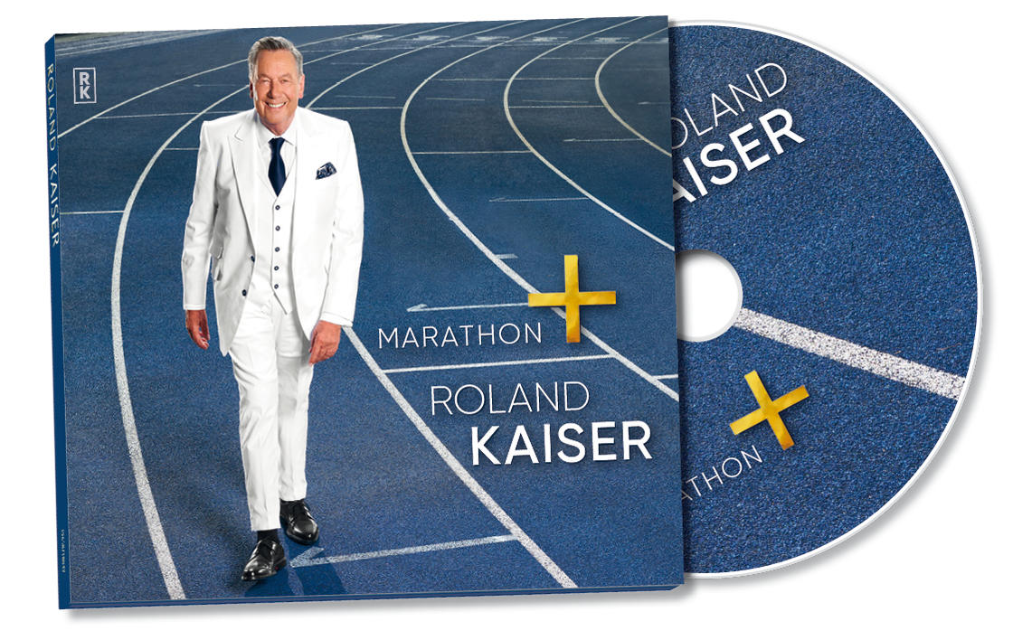 Mann in weißem Anzug auf blauer Laufbahn, neben CD mit Aufdruck Marathon Roland Kaiser.