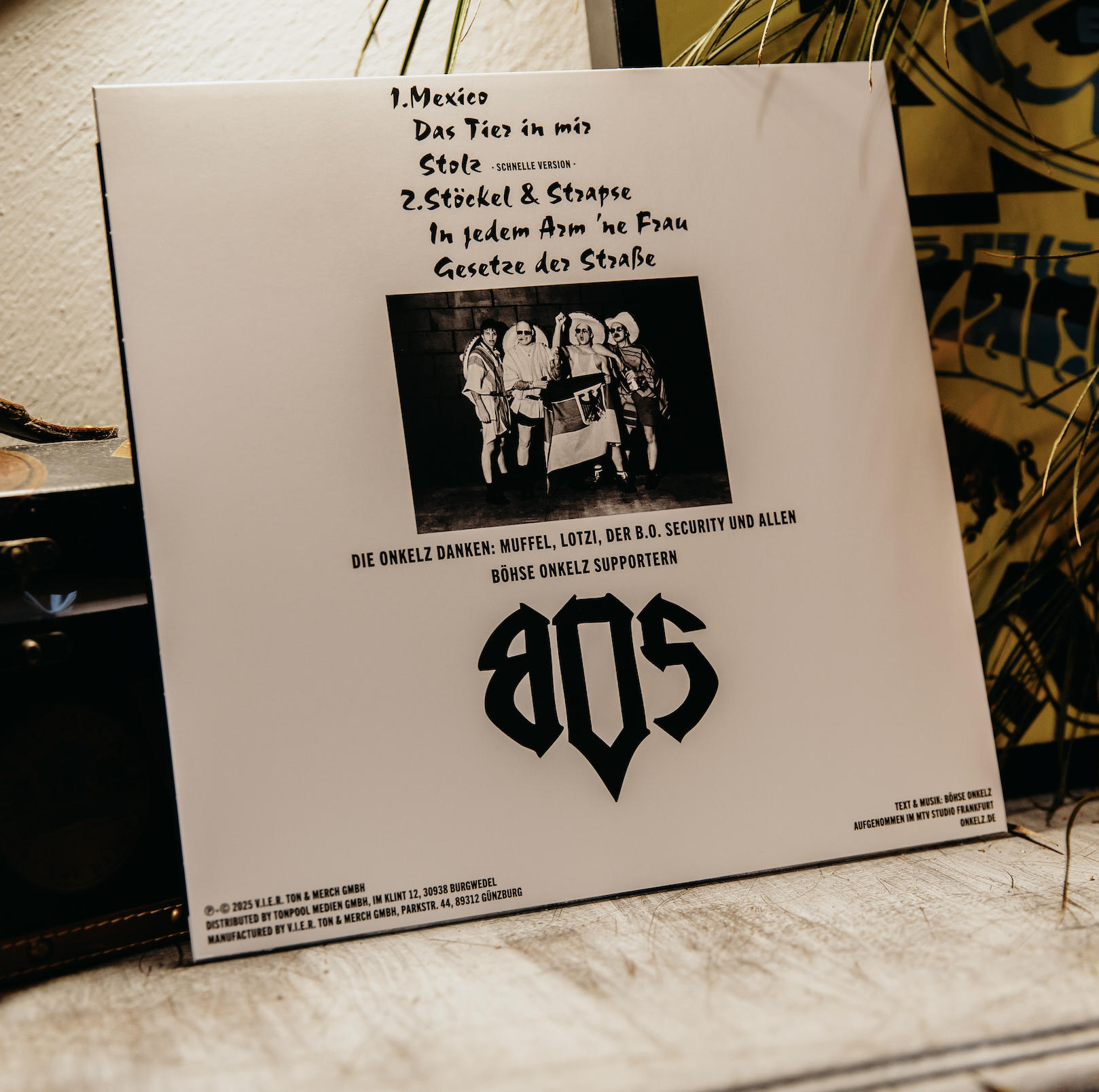 Schallplatte mit Songliste, Bandfoto und Bandlogo. Enthält Texte und Credits.