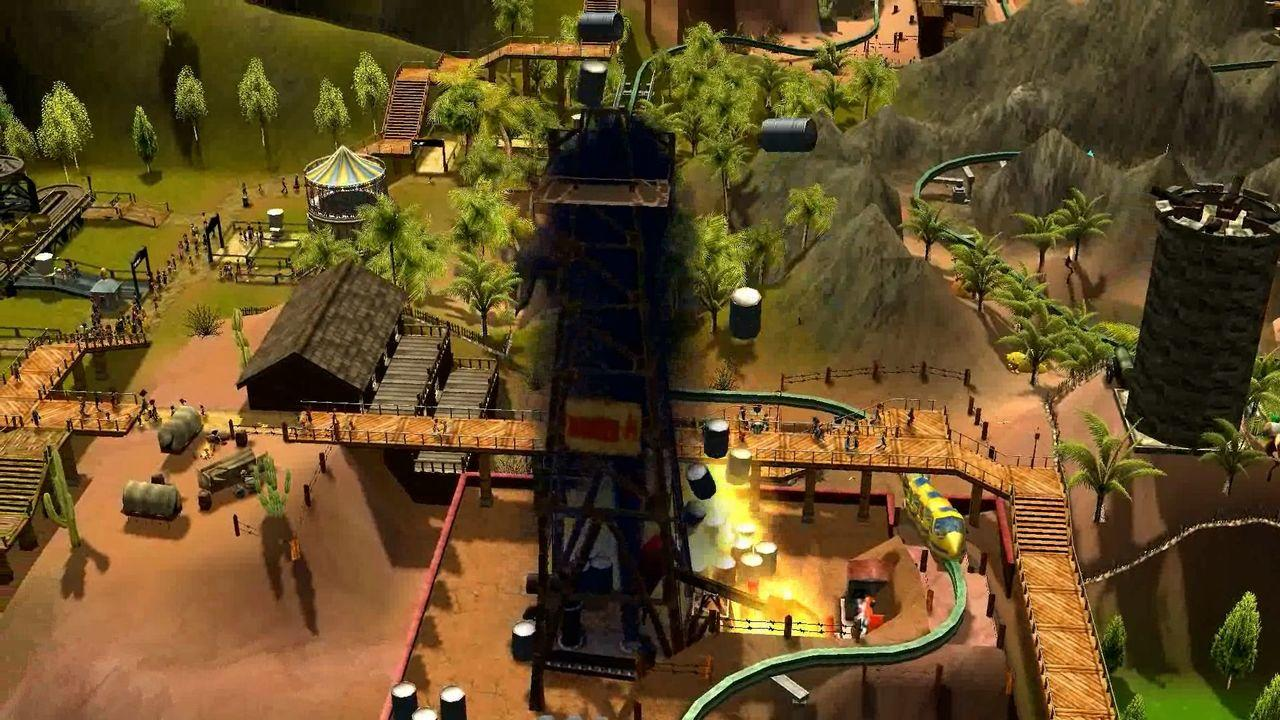 Freizeitpark mit Achterbahn, Karussell und Besuchern auf Holzstegen.