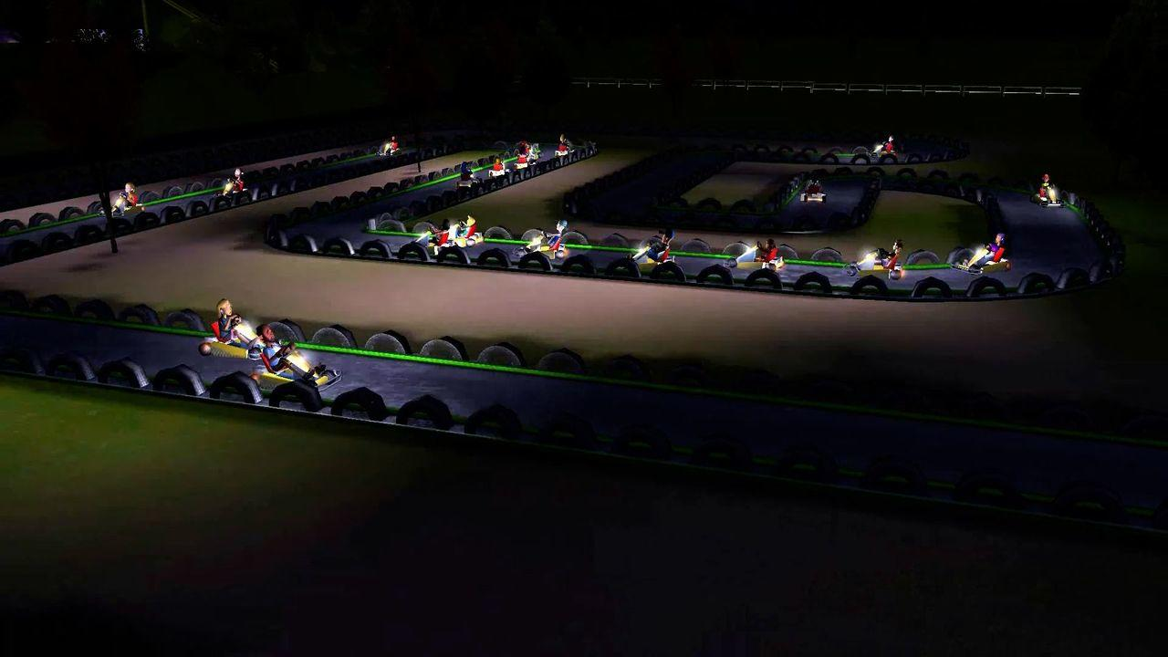 Nacht-Kartrennen mit beleuchteter Strecke und Fahrern.