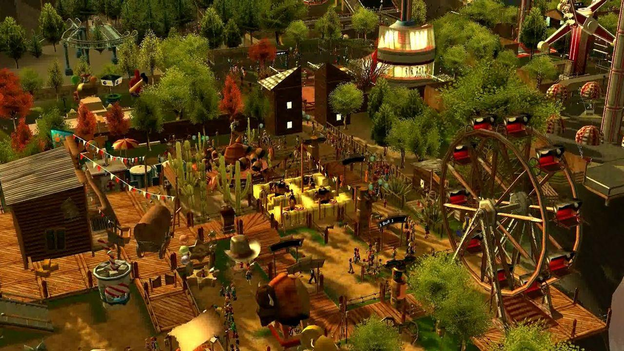Ein Vergnügungspark mit einer Achterbahn, einem Riesenrad und vielen Besuchern.