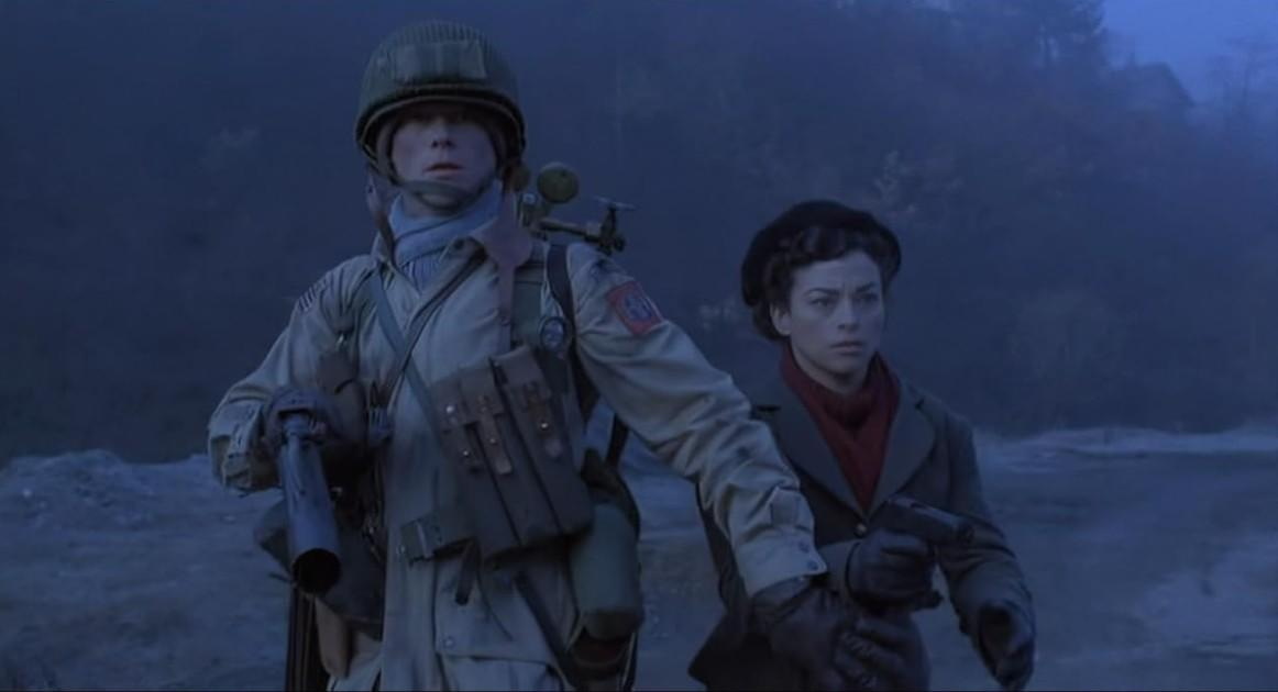 Soldat mit Helm und Waffe, Frau mit Waffe, im Nebel.