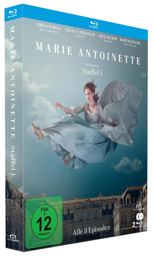 Blu-ray-Box "Marie Antoinette Staffel 1" mit Emilia Schüle in historischem Kostüm.