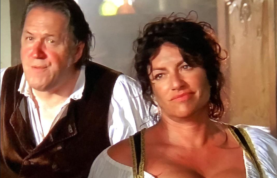 Ein Mann mit rotem Gesicht und eine Frau mit dunklen Haaren blicken nach rechts.