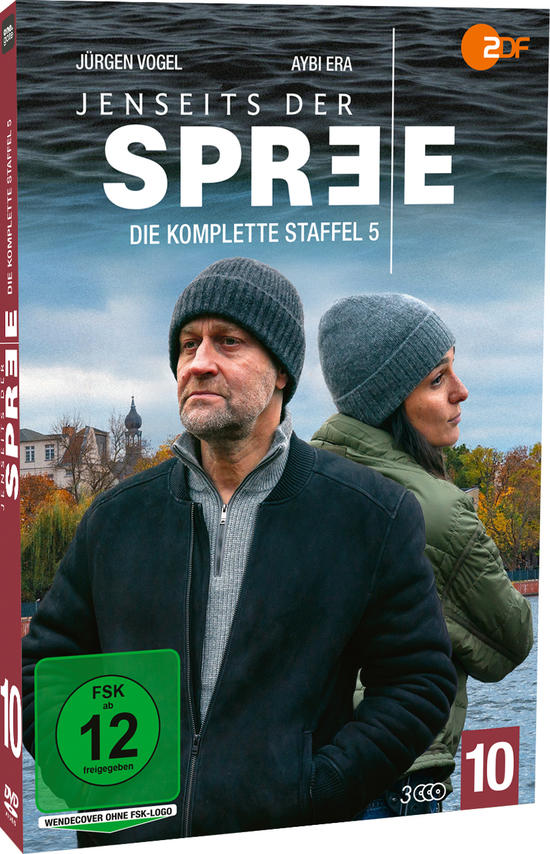 Zwei Personen tragen Mützen vor einer Wasserlandschaft mit Gebäuden.