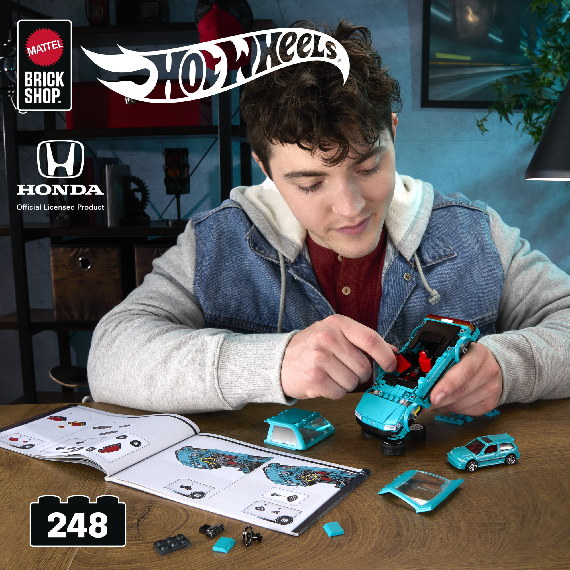 Ein Junge baut einen blauen Lego-Honda Civic nach Anleitung.