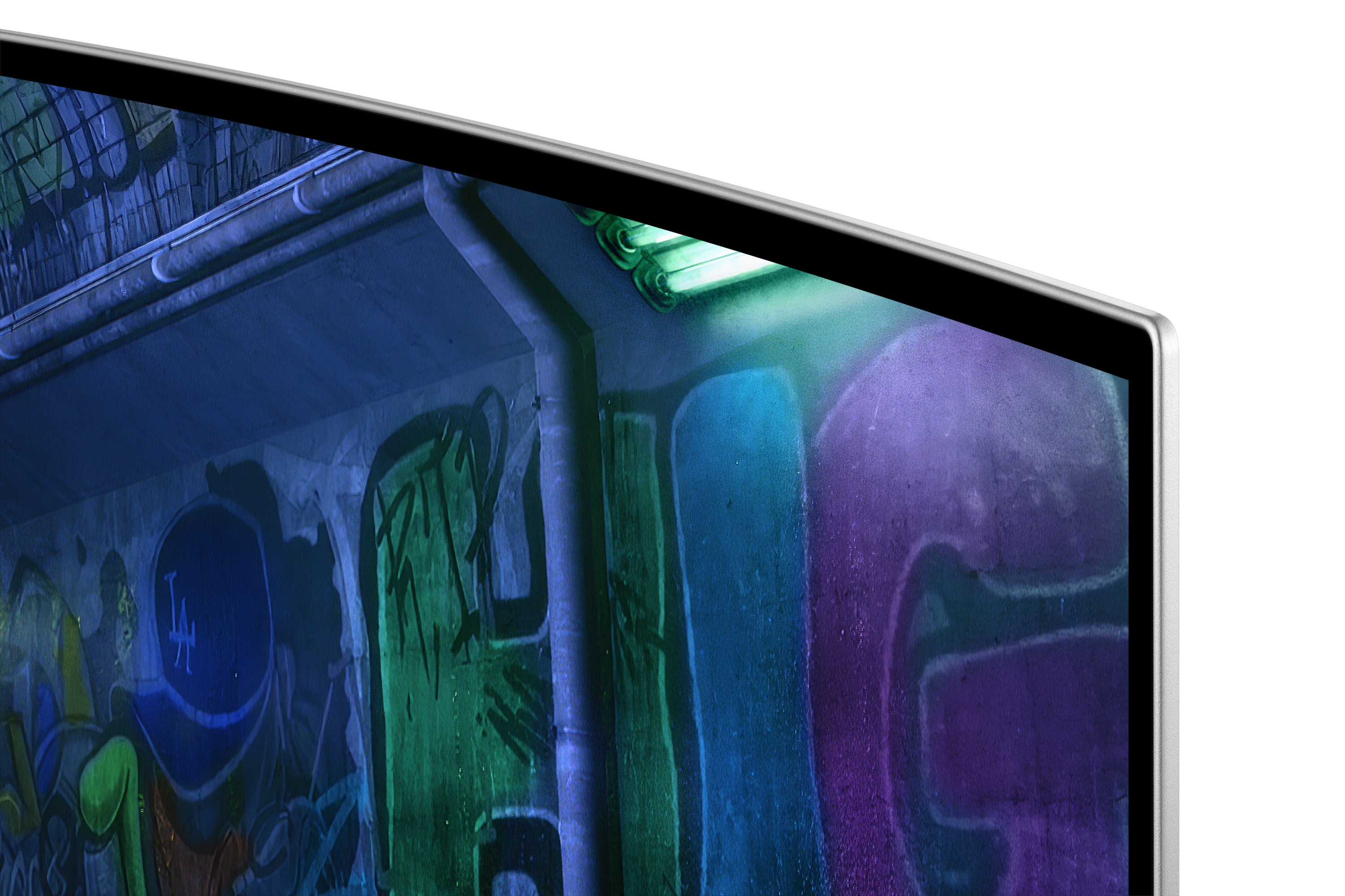 Graffiti na betonowej ścianie z niebieskim i zielonym oświetleniem.