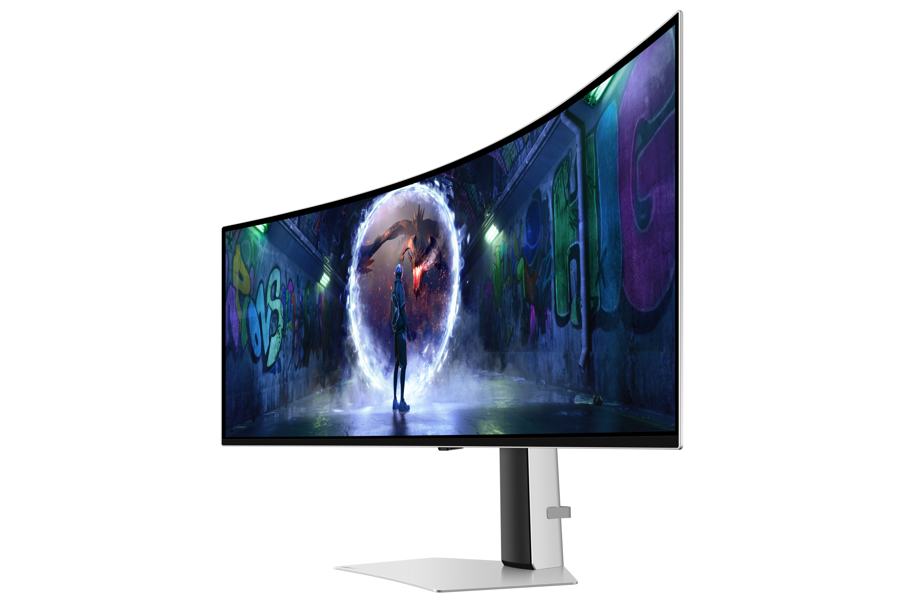 Mężczyzna stoi przed portalem w zaułku z graffiti.