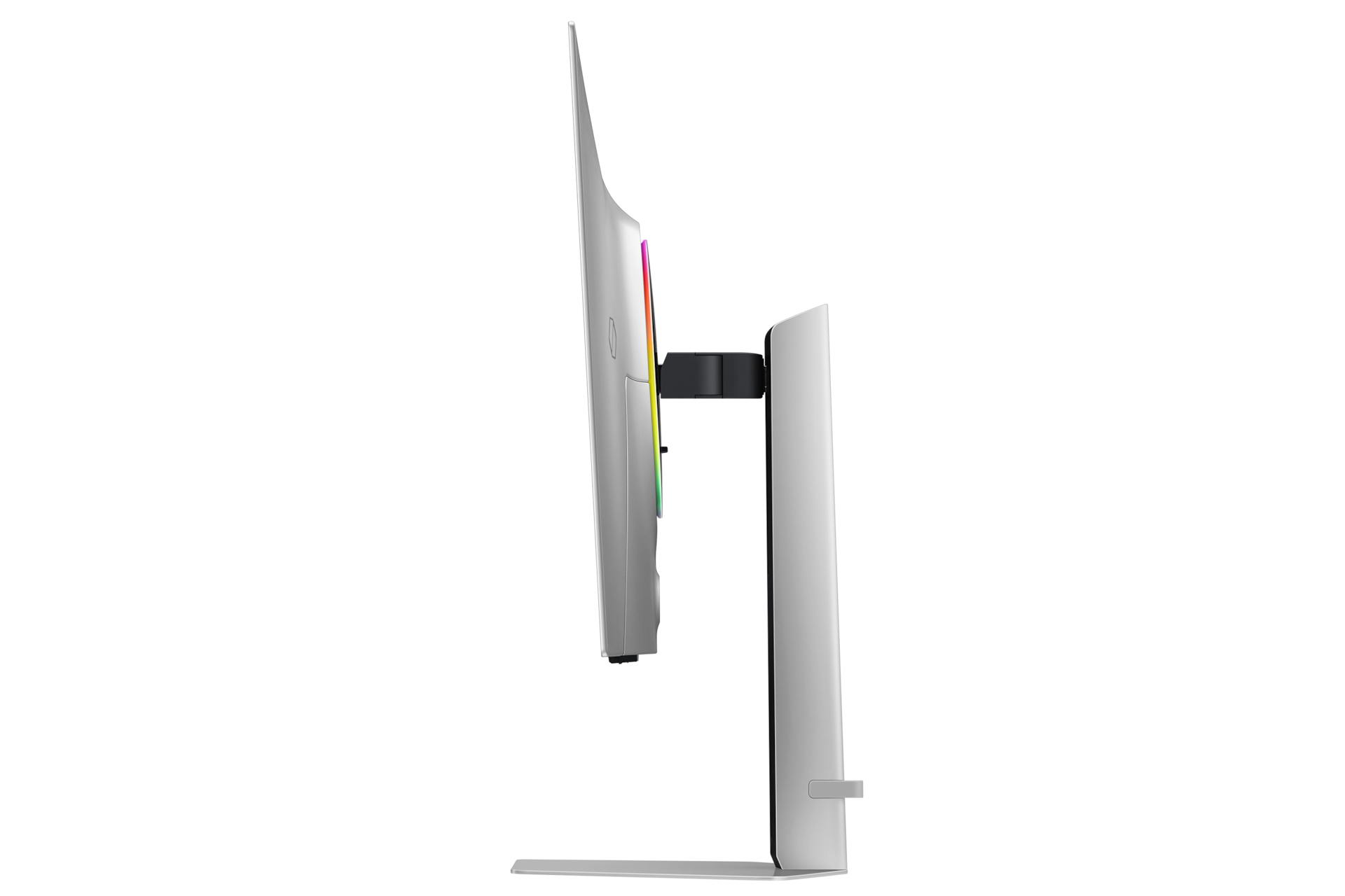 Srebrny monitor z oświetleniem RGB na czarnym tle.
