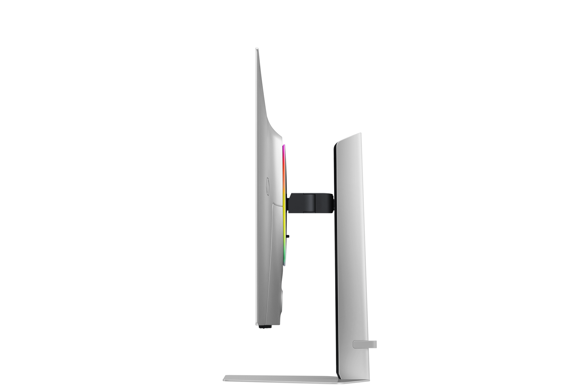 Widok z boku srebrnego monitora z oświetleniem RGB na tylnej krawędzi.