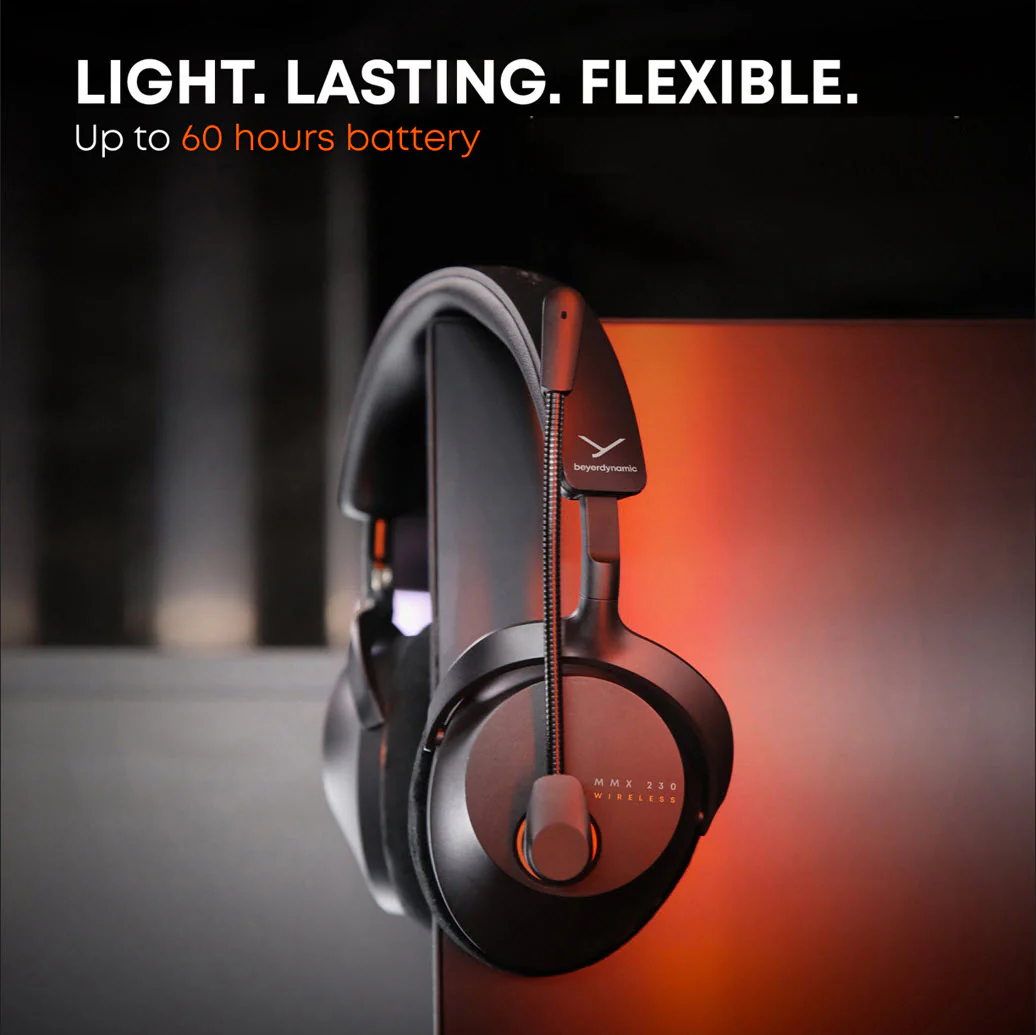 Cuffie Beyerdynamic nere su sfondo rosso. Leggere, resistenti, flessibili.