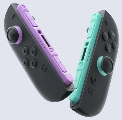 Zwei dunkle Controller, einer mit lila, der andere mit mintgrünen Akzenten.