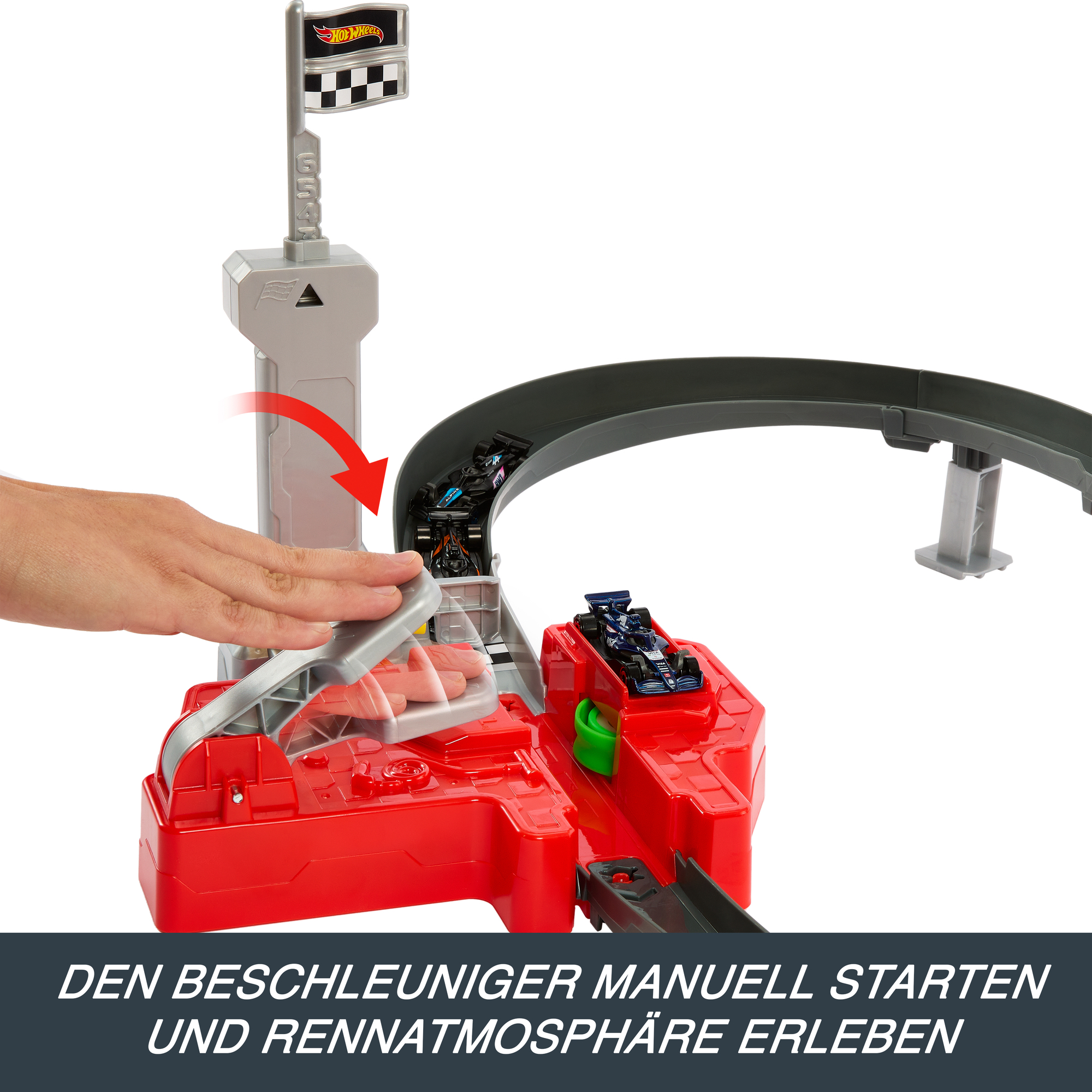 Hand startet Spielzeugauto-Rennstrecke mit Flagge und Autos.