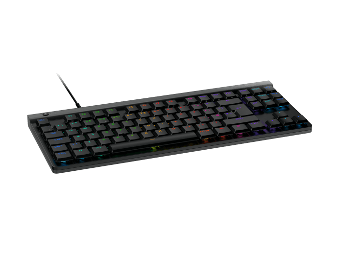 Fekete mechanikus billentyűzet RGB világítással, közelkép, zöld háttéren.