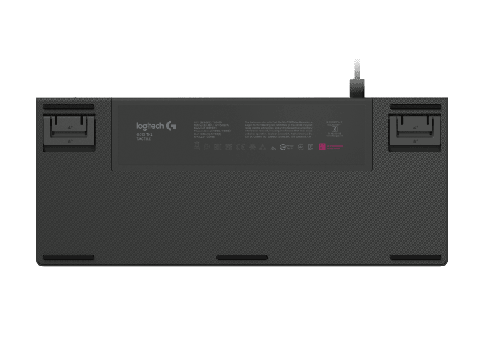 Fekete Logitech billentyűzet alsó része USB-kábellel és állítható lábakkal.