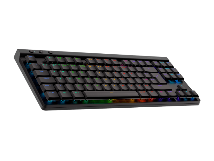 Fekete billentyűzet RGB világítással, közelkép.