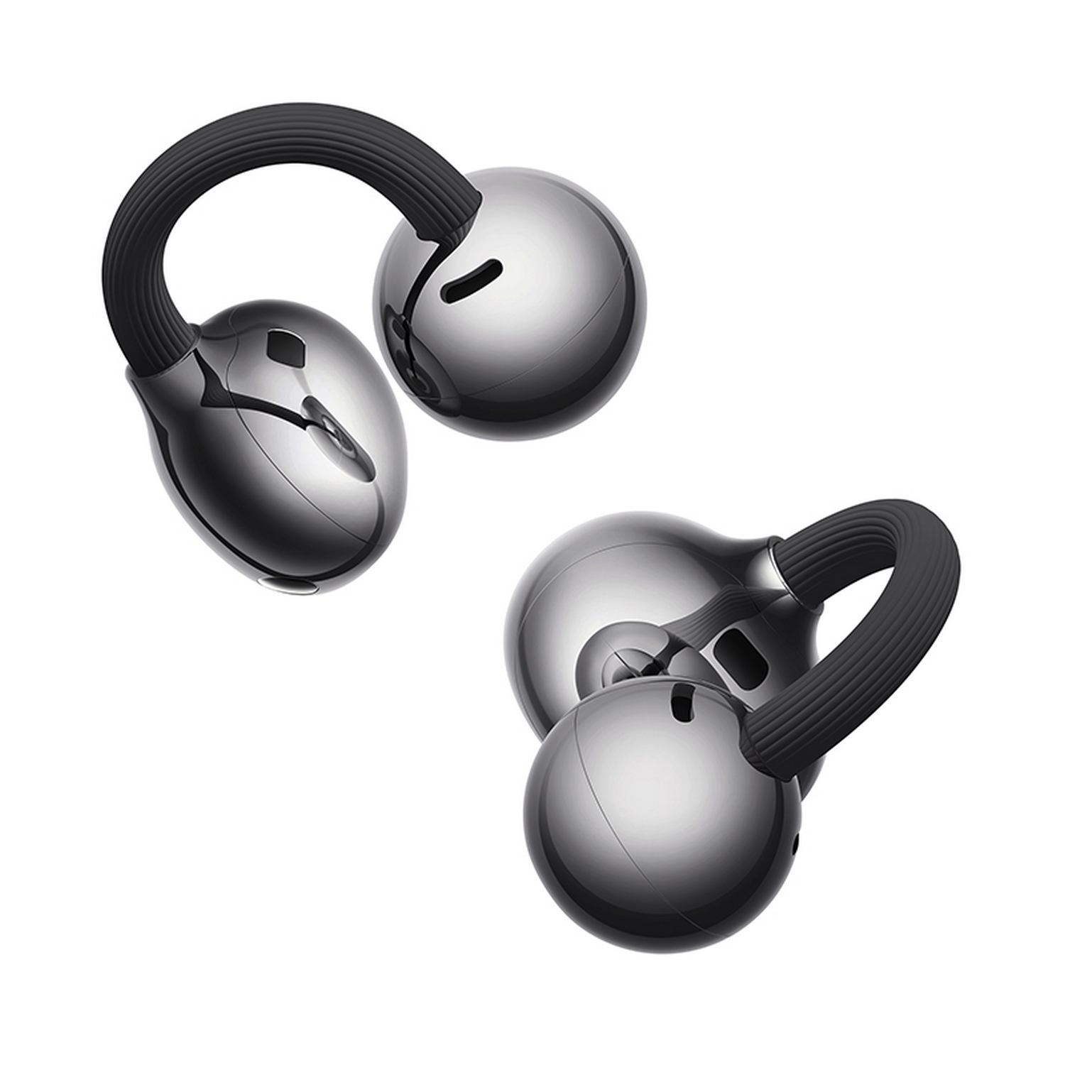 Dos auriculares metálicos brillantes con ganchos negros sobre fondo blanco.