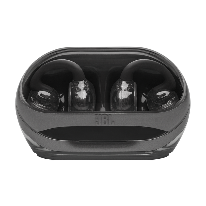 Estuche de carga JBL gris con dos auriculares transparentes dentro.