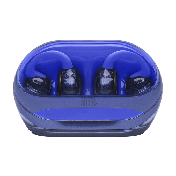 Auriculares JBL azules en su estuche de carga.