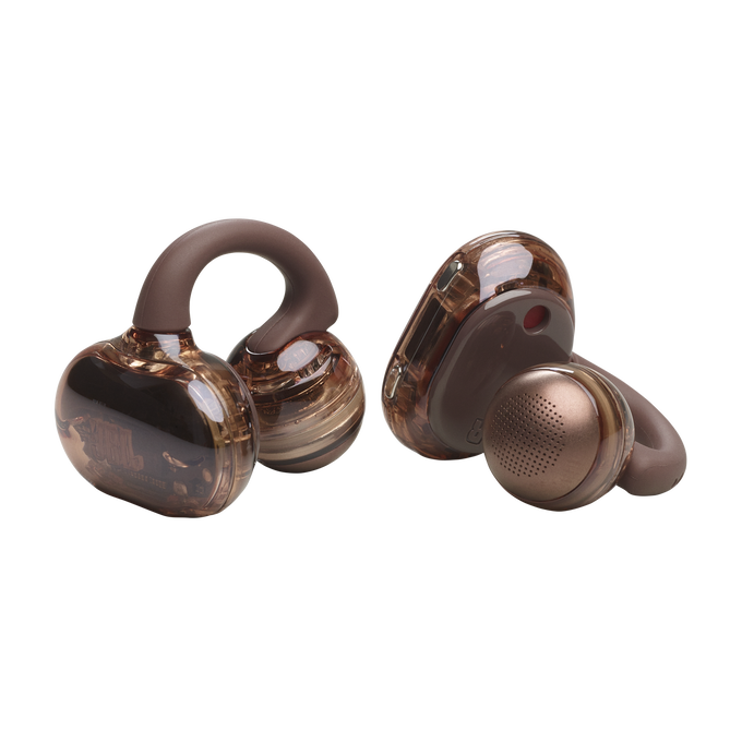 Dos auriculares inalámbricos marrones transparentes con detalles marrones se muestran sobre fondo negro.