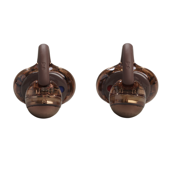 Dos auriculares marrones transparentes con ganchos marrones sobre fondo negro.