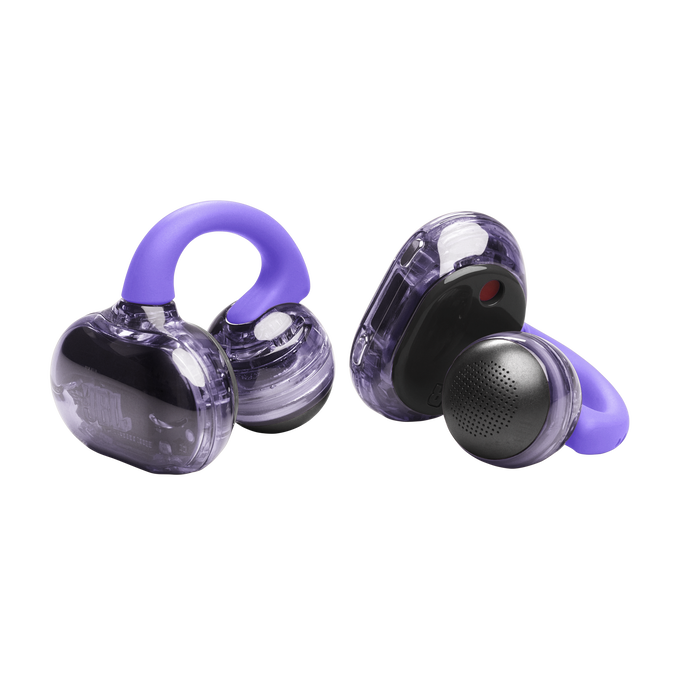 Dos auriculares morados transparentes yacen uno al lado del otro sobre fondo negro.