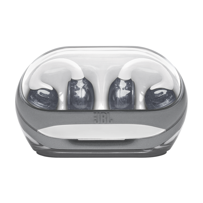 Auriculares JBL blancos en un estuche de carga transparente con borde gris.