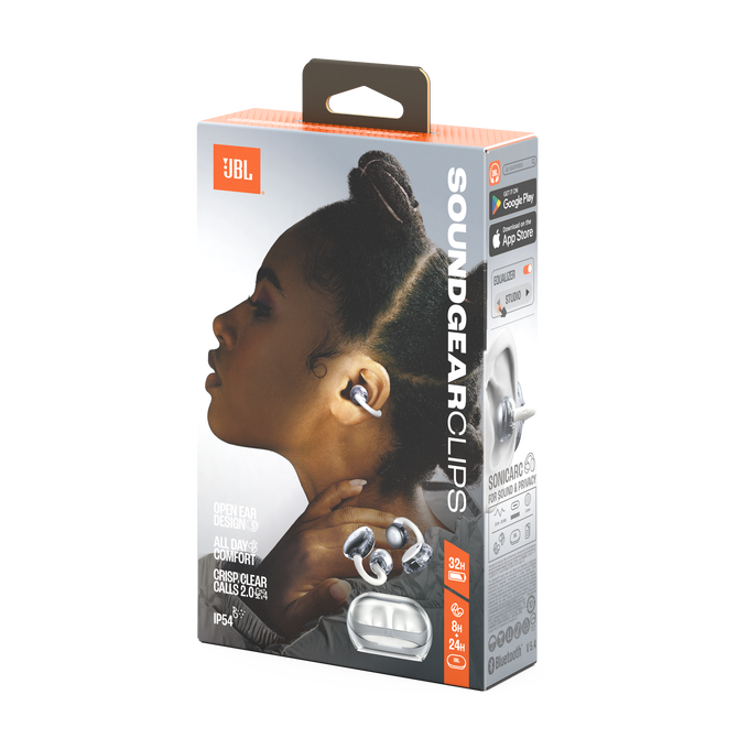 Caja JBL Soundgear Clips con mujer y audífonos.
