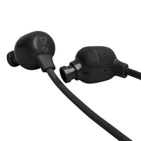 Auriculares negros in-ear con cables, enfoque en las almohadillas y el cable.