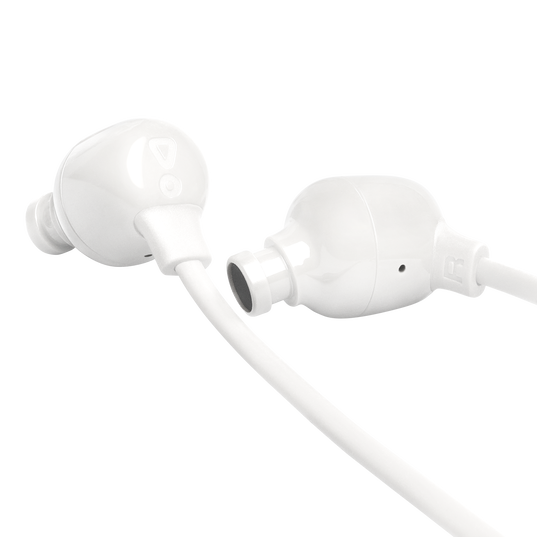 Dos auriculares blancos intrauditivos con cables, primer plano.