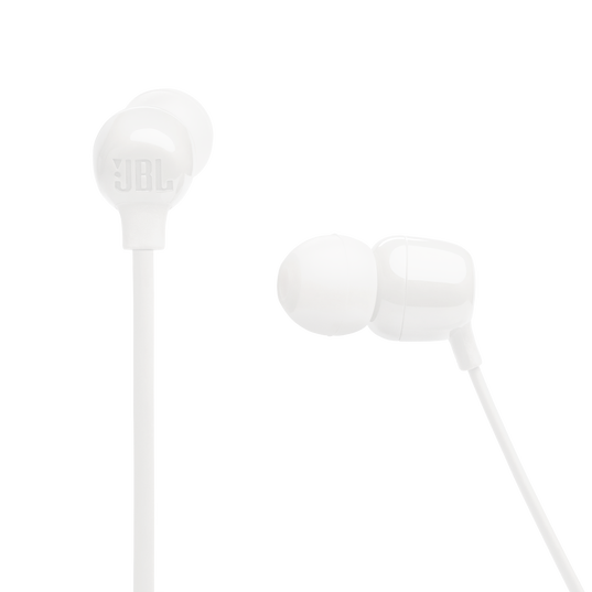 Dos auriculares JBL blancos con cable sobre fondo negro.