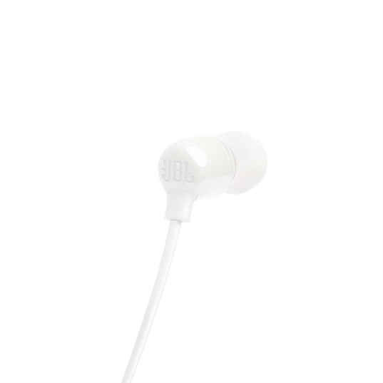 Auriculares JBL blancos con logo visible y cable sobre fondo negro.